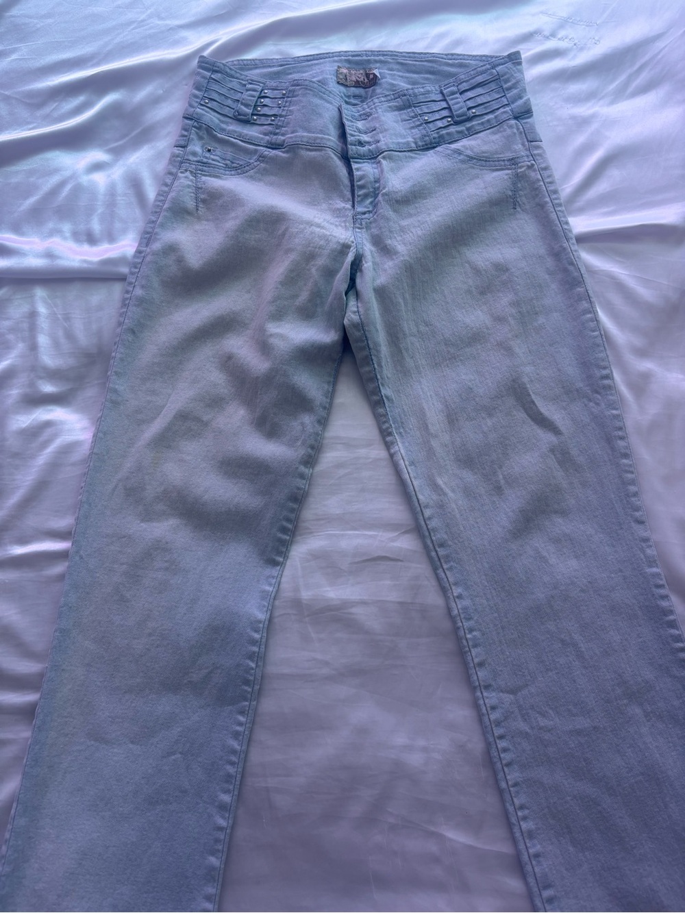 Women's Straight Leg Jeans in Light Blue Wash